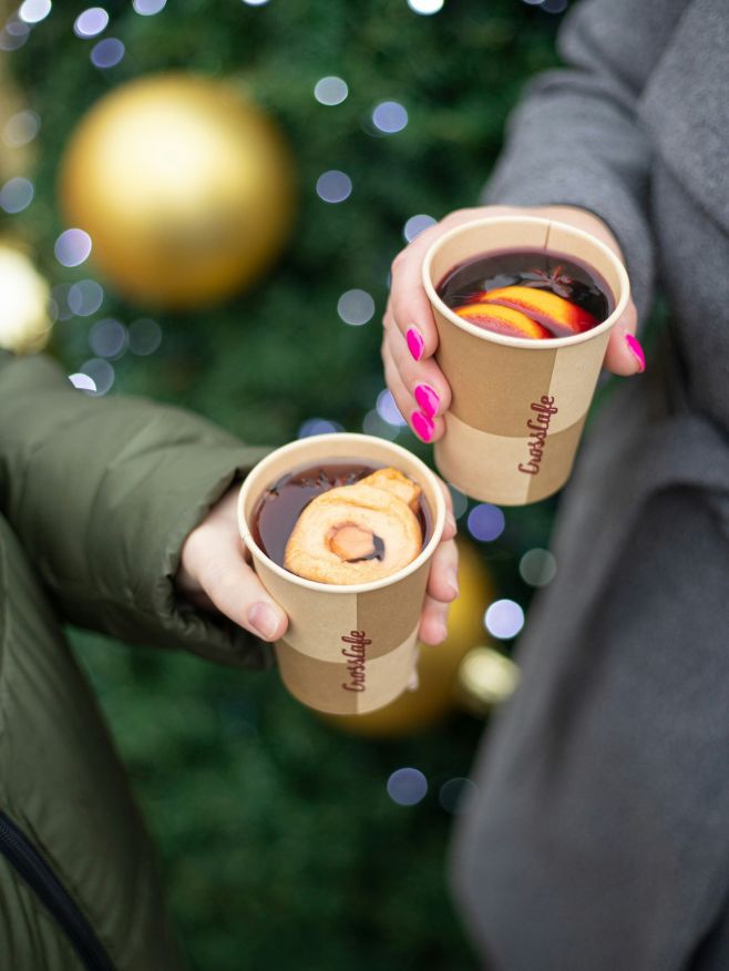 🔥 Je čas se zahřát! 🔥 Zima, shon a nákupy? Dej si pauzu a zahřej se u nás. Voňavý svařák nebo horký Fofrmošt ti zpříjemní...